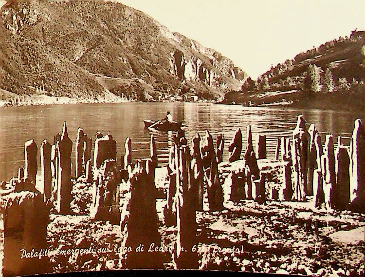 Palafitti emergenti sul lago di Ledro m. 651 (Trento).