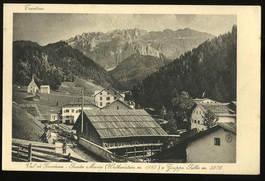 Trentino. Val di Gardena. Santa Maria (Walkenstein m. 1563) e Gruppo Sella m. 2976.