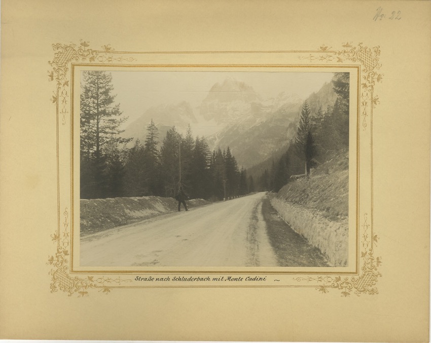 Straße nach Schluderbach mit Monte Cadini.