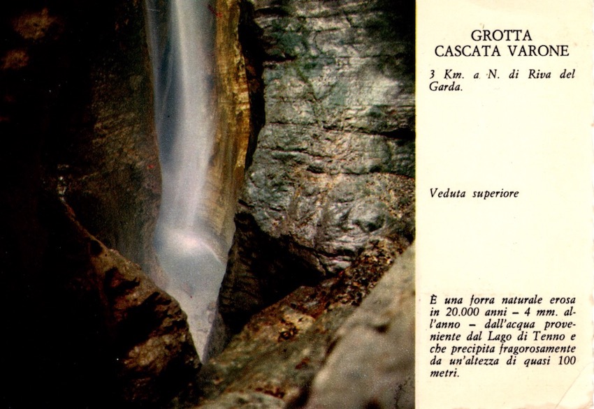 Grotta cascata Varone, 3 km a N. di Riva del GardaGrotto Varone Fall - Higher view.